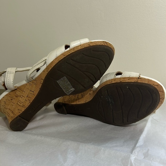 Clarks white wedge  Sandals with Strappy Design and Low Heel - Picture 8 of 8